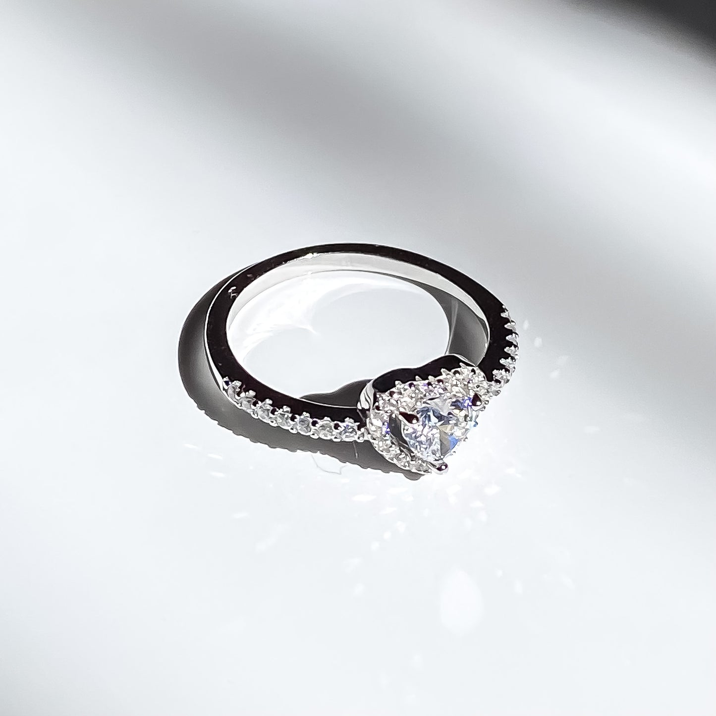 HEART RING | WHITE