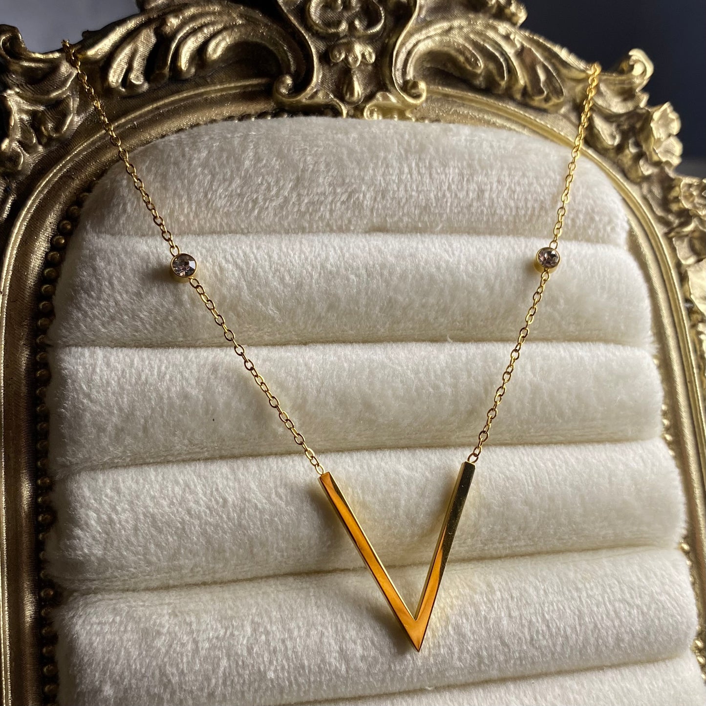 V | Collier